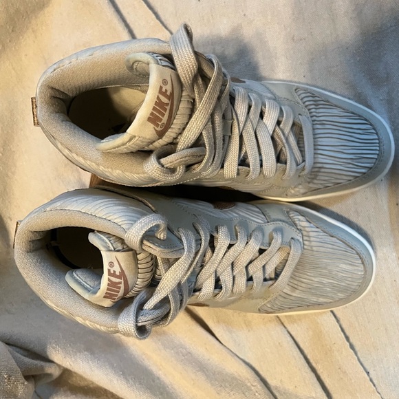 Nike Hi Dunk
Sky Hi Light Bone Metallic Red Bronze (Women's SZ 7) - Picture 9 of 12